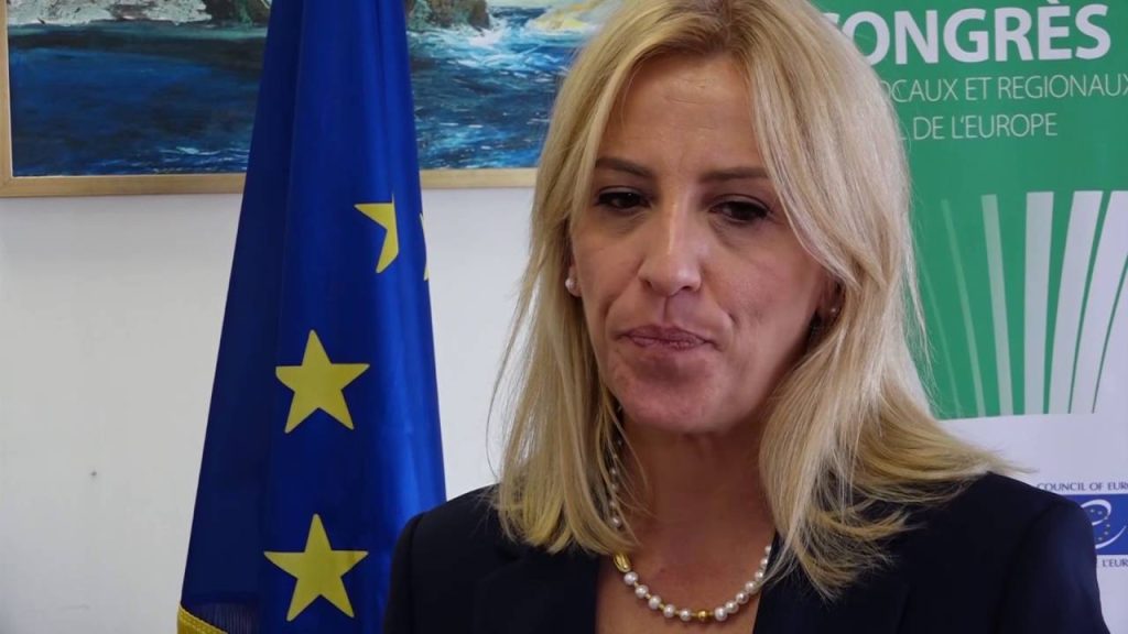 «Χαμός» με το αψυχολόγητο «σχόλιο» της Δούρου για τον αντικαπνιστικό – Πόσταρε φωτογραφία της Μερκούρη με τσιγάρο