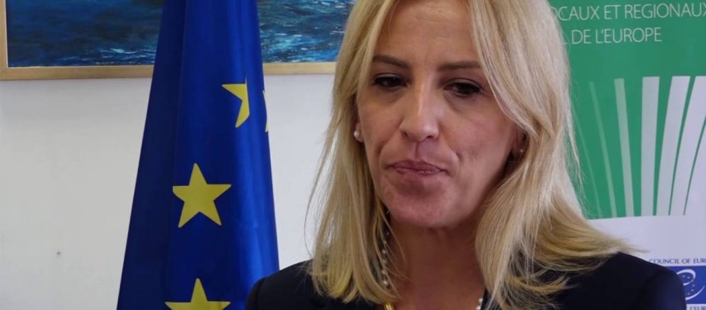 Σάλος με το άστοχο «σχόλιο» της Δούρου για τον αντικαπνιστικό – Πόσταρε την Μερκούρη με τσιγάρο