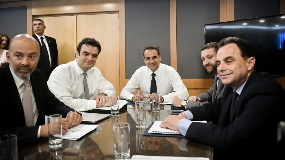 Ο Μητσοτάκης αιφνιδιαστικά στο υπουργείο Ψηφιακής Διακυβέρνησης