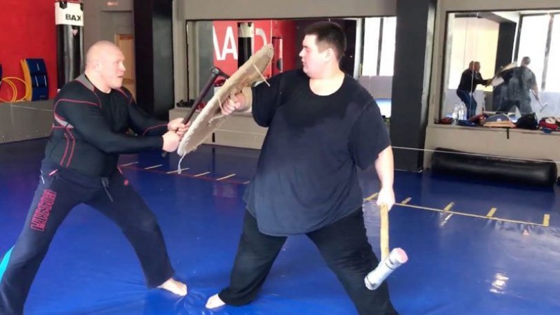 ΜΜΑer τραυματίζει κατά λάθος με αληθινό τσεκούρι τον παρτενέρ του (βίντεο)