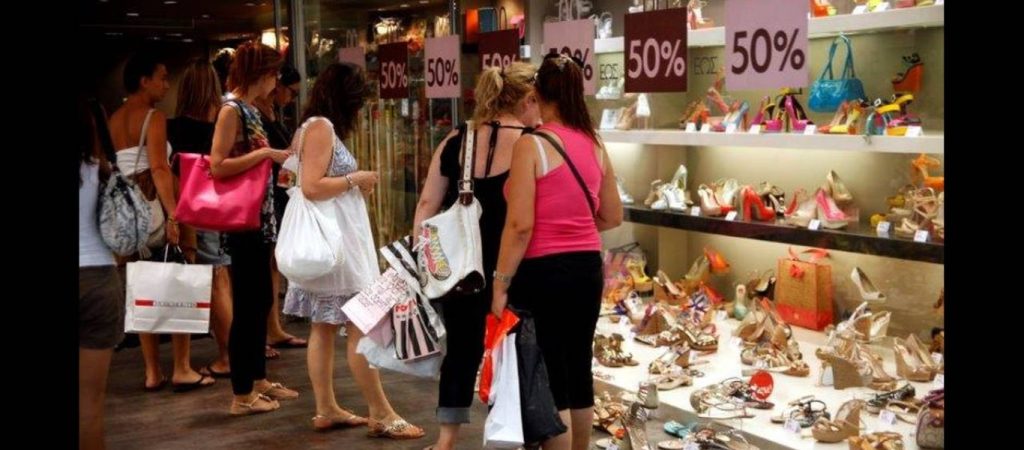 Θερινές εκπτώσεις: Ανοικτά τα καταστήματα την Κυριακή