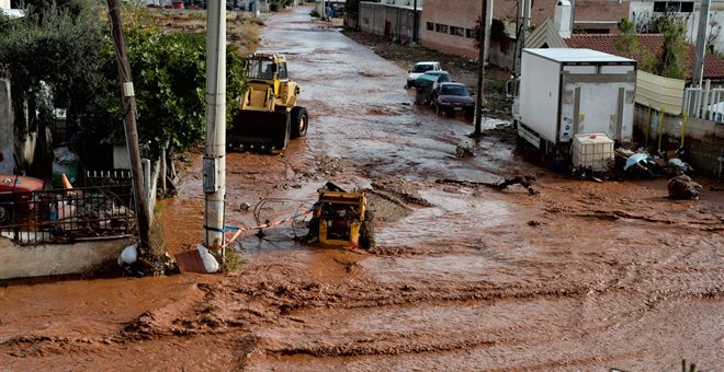 Πλημμύρες στη Μάνδρα: Ξεκίνησαν οι απολογίες