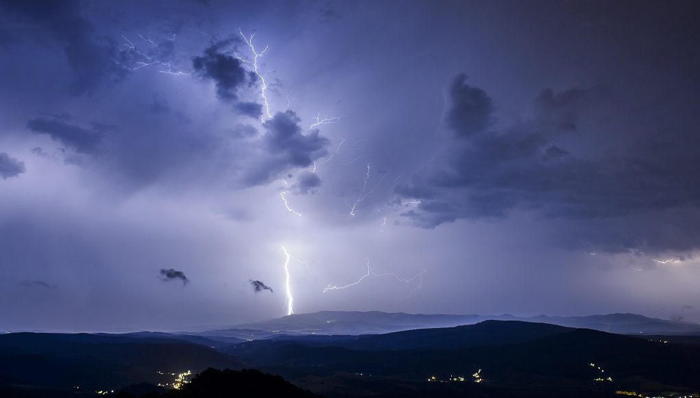 Κεραυνός χτύπησε υποσταθμό της ΔΕΗ στην Κέρκυρα – Χωρίς ρεύμα πολλές περιοχές