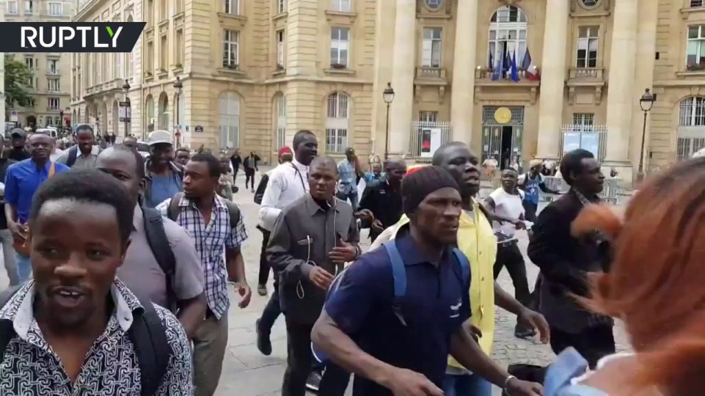 Γαλλία: Εκατοντάδες μετανάστες και υποστηρικτές τους κατέλαβαν το Πάνθεον