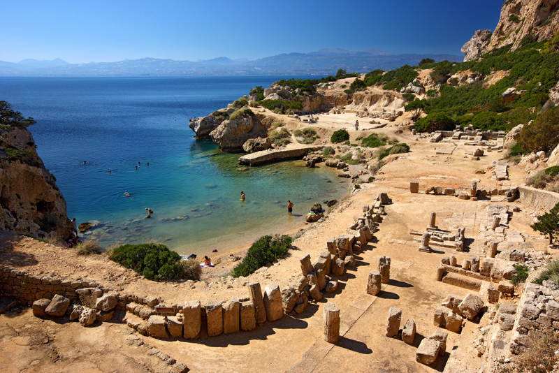 Σκέτη μαγεία: Μια ήσυχη παραλία μέσα σε αρχαιολογικό χώρο – Πολύ κοντά στην Αθήνα