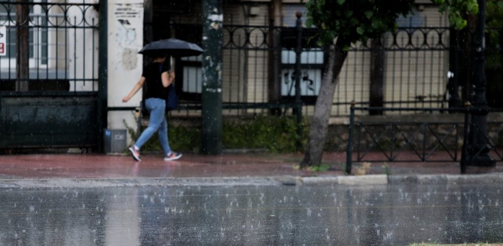 Καιρός: Ο «Αντίνοος» θα «χτυπήσει» με ισχυρές βροχές και καταιγίδες μέχρι την Τετάρτη (βίντεο)