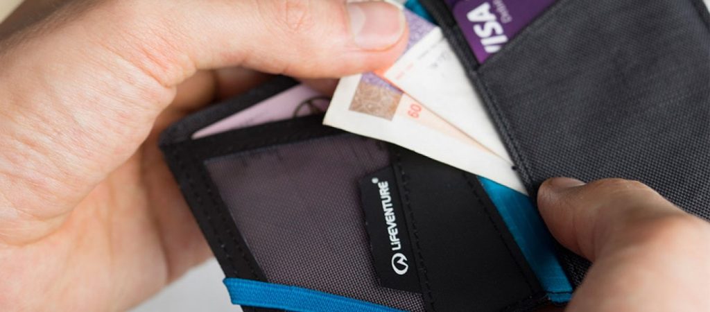 Εφορία: Παγίδα με κάρτες και δάνεια – Αυξάνουν την εισφορά αλληλεγγύης