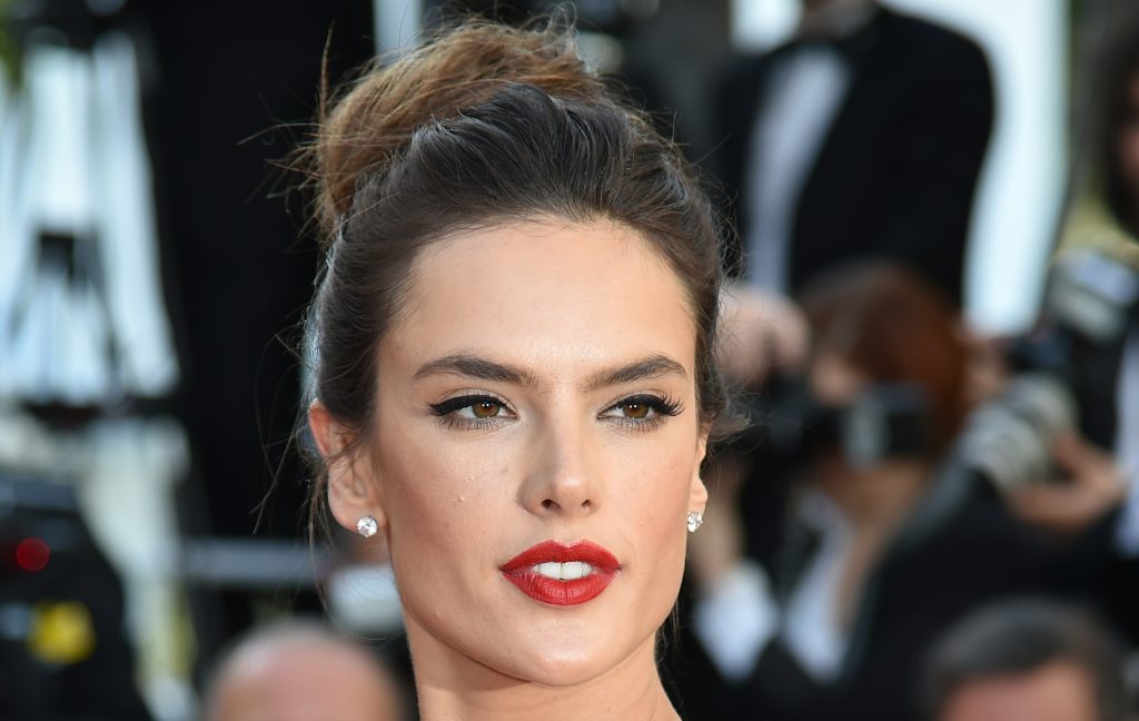 Η Alessandra Ambrosio «αναστάτωσε» τους λουόμενους σε παραλία της Μυκόνου (βίντεο)