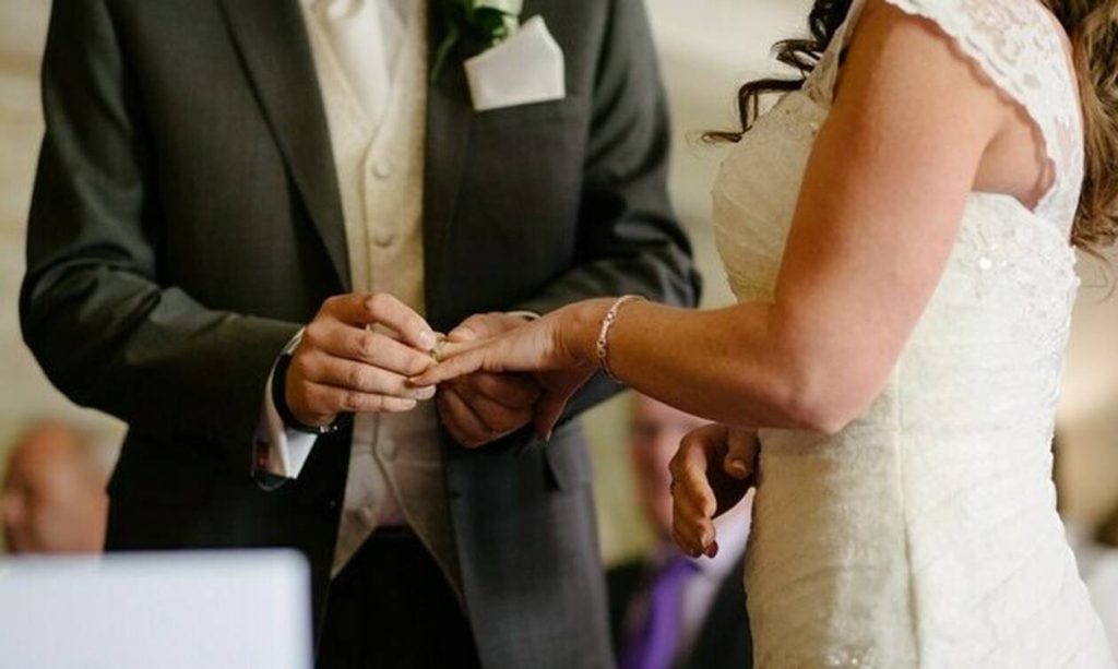 Χανιά: Πανικός σε γλέντι γάμου – Η στιγμή που καταρρέουν γυάλινες πόρτες ασανσέρ (βίντεο)