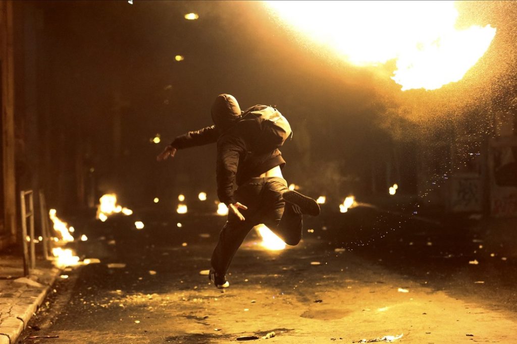 Επίθεση με μολότοφ σε διμοιρία των ΜΑΤ γύρω από το Πολυτεχνείο