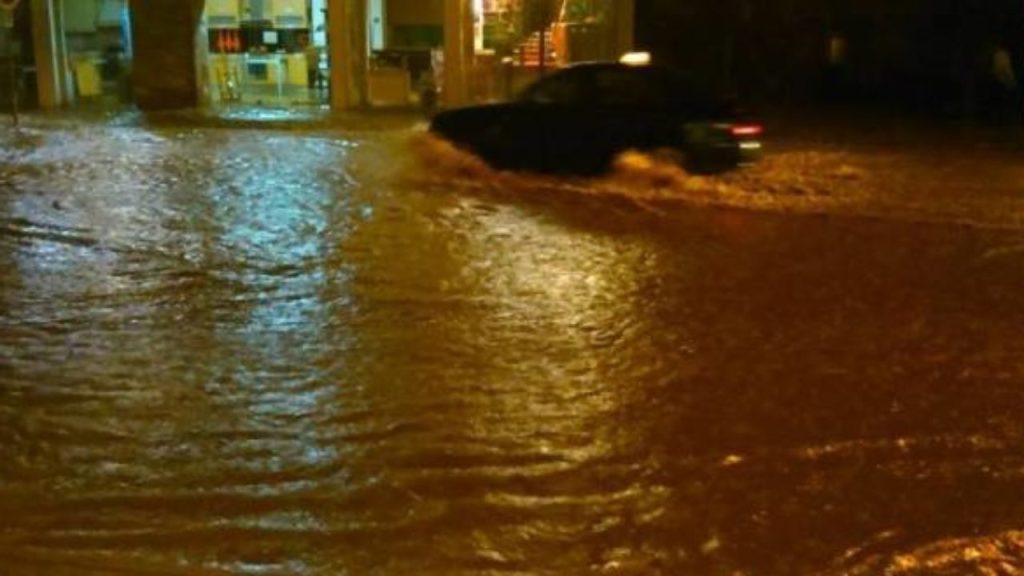 Πλημμύρισαν τα πάντα στη Ναυπακτία – 55 άτομα απεγκλώβισαν οι πυροσβέστες (βίντεο)