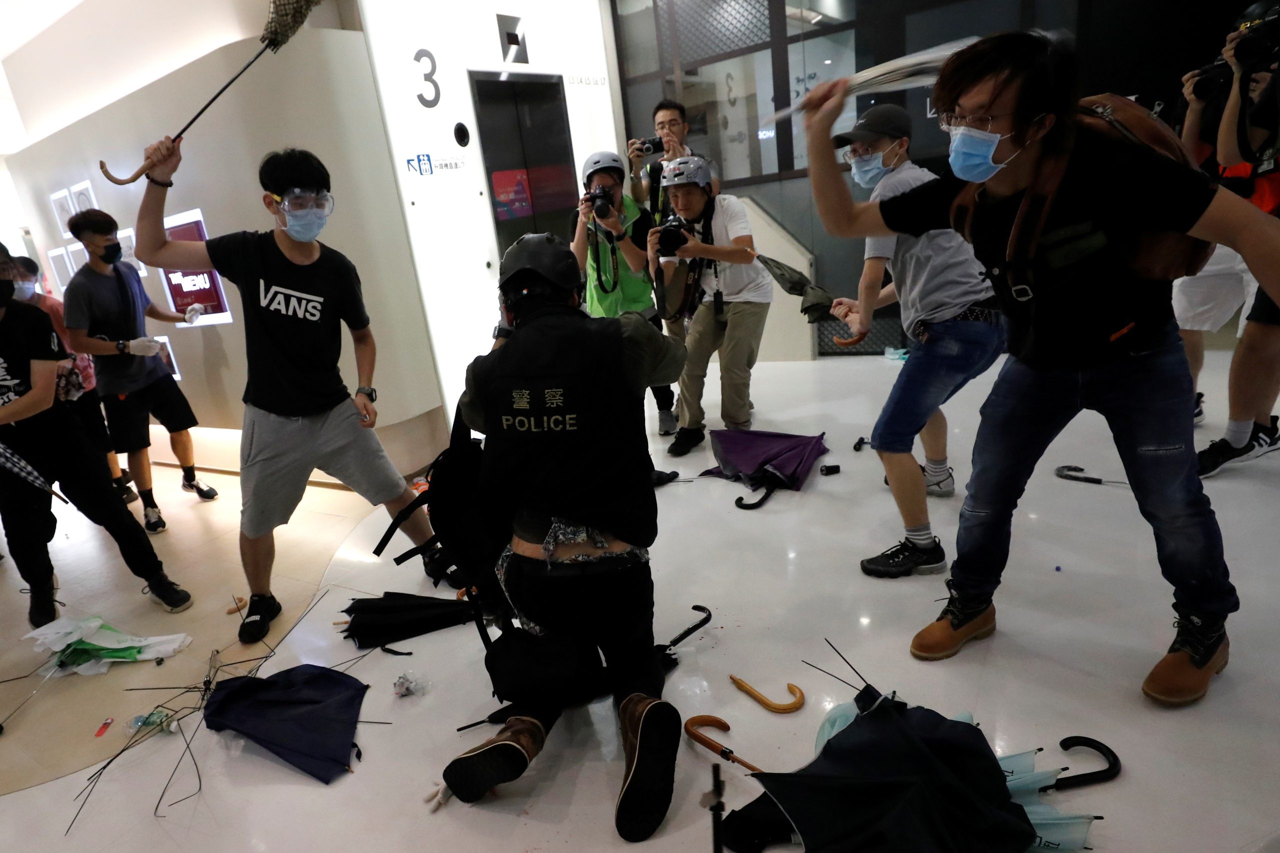 Νέες μάχες αστυνομικών και διαδηλωτών στο Χονγκ Κονγκ (βίντεο)
