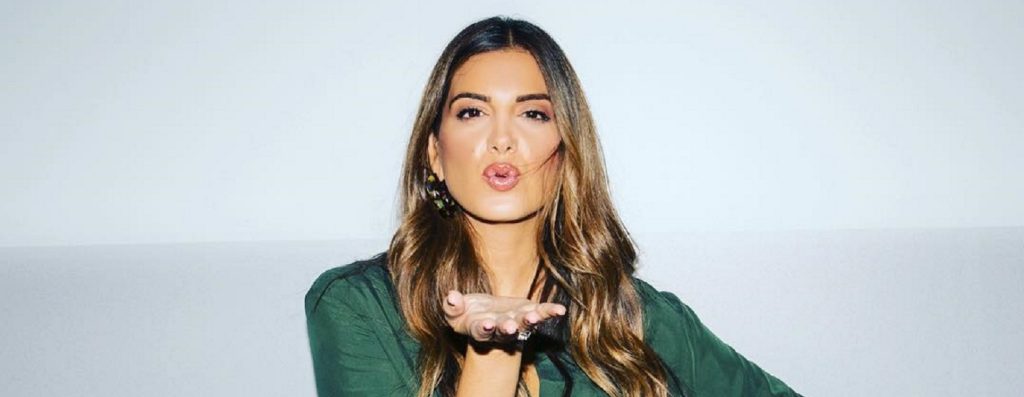 Η Σταματίνα Τσιμτσιλή ποζάρει στο ηλιοβασίλεμα της Πάρου αγκαλιά με τον γιο της (φωτο)