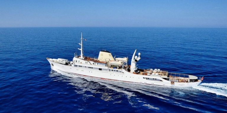 Παλιές καλές δόξες: Αγκυροβόλησε στον Πόρο η θρυλική θαλαμηγός του Αριστοτέλη Ωνάση, «Christina O» (βίντεο)