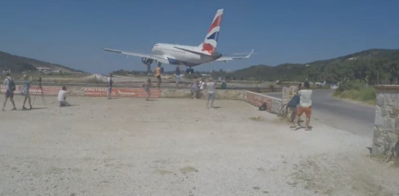 Αεροπλάνο περνά πάνω από τουρίστες στη Σκιάθο – Δείτε το βίντεο αλλά σκύψτε καλού  κακού