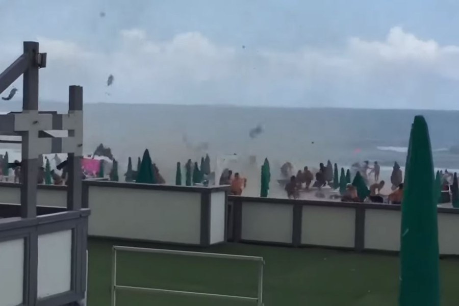 Ανεμοστρόβιλος χτυπάει παραλία της Νάπολης και σπέρνει τον τρόμο – Δέκα τραυματίες  (βίντεο)