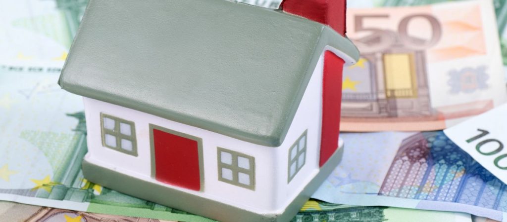 Μειώνεται ο ΕΝΦΙΑ σε τρεις δόσεις – Τι περιλαμβάνει το φορολογικό νομοσχέδιο