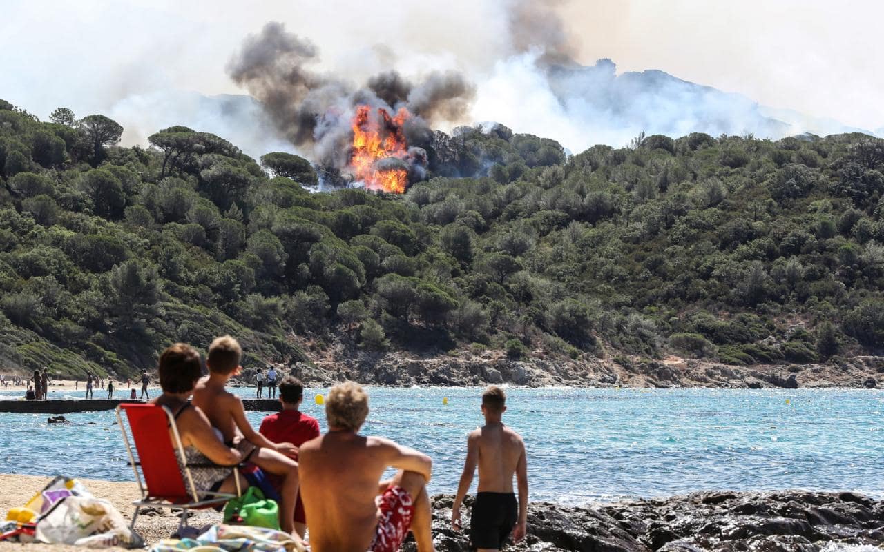 Αναζωπυρώνονται πυρκαγιές στη νότια Γαλλία λόγω των θυελλωδών ανέμων