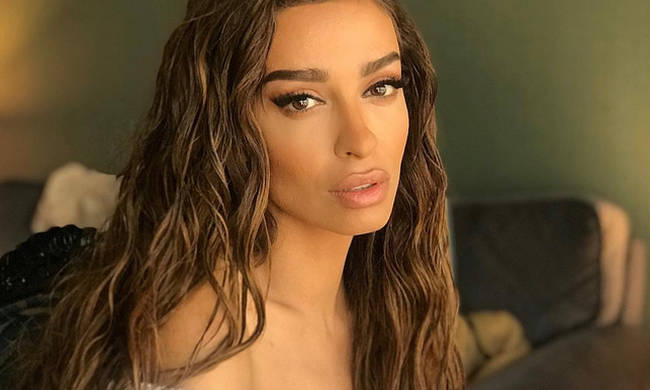 Η Φουρέιρα φόρεσε το μικροσκοπικό μαγιό της για έναν «βρεγμένο» χορό (βίντεο)