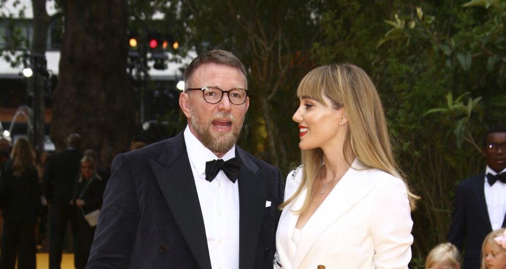 H κούκλα σύζυγος του Γκάι Ρίτσι μαζί του στο κόκκινο χαλί (φωτο)