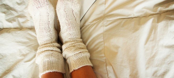 Βρέχει τις κάλτσες του με νερό και ξύδι και πέφτει για ύπνο – Τα οφέλη αυτής της κίνησης