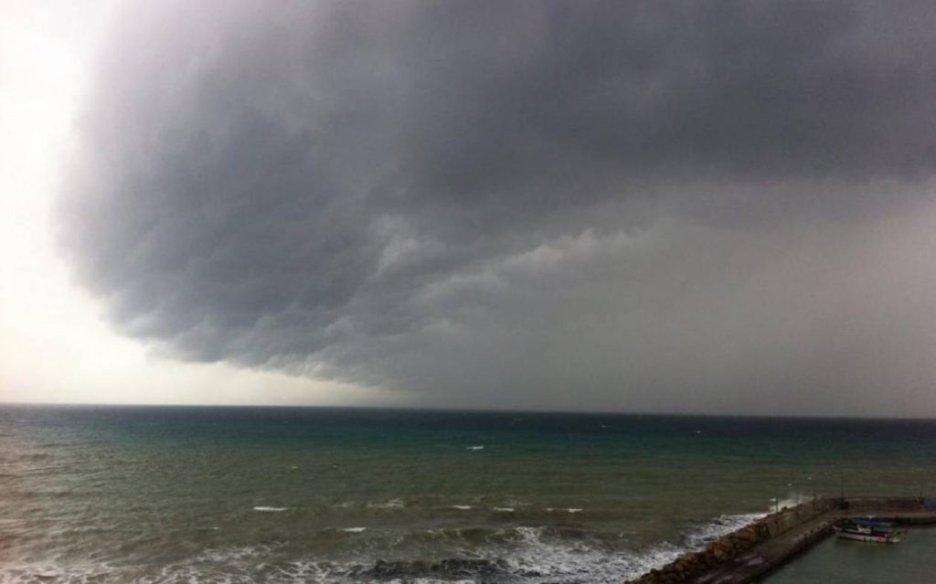 Δείτε τη στιγμή που το μπουρίνι κάνει την εμφάνισή του στη Σύρο (βίντεο)