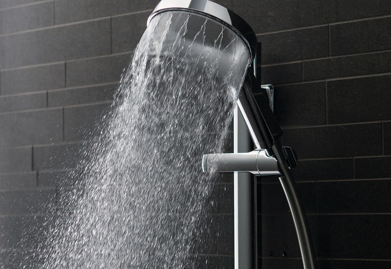 Γιατρός αφήνει το νερό του μπάνιου να τρέχει για 20 λεπτά μετά τις διακοπές του: «Θα σας σώσει τη ζωή»