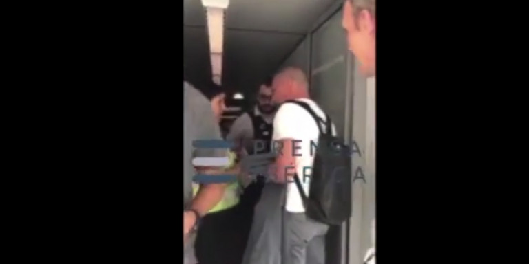 Ακόμα ένα βίντεο του καβγά Βαρουφάκη με αστυνομικό στο αεροδρόμιο του Παρισιού (βίντεο)
