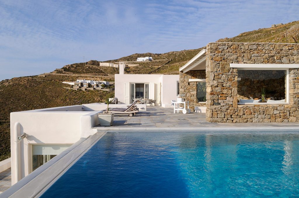 Μπήκε σε βίλα στη Μύκονο για να καθαρίσει και δεν πίστευε αυτό που αντίκρισε… (βίντεο)