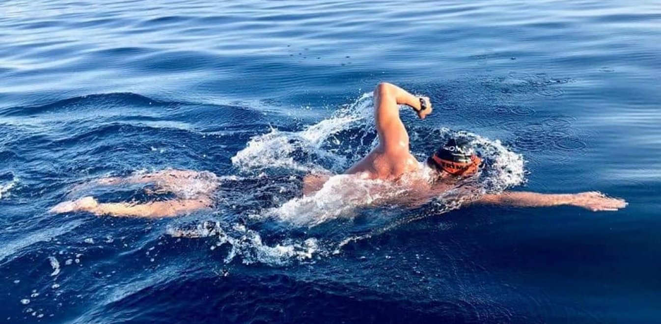 «Τορπίλη» ο Χρυσικόπουλος κολύμπησε για… πλάκα τον Τορωναίο κόλπο