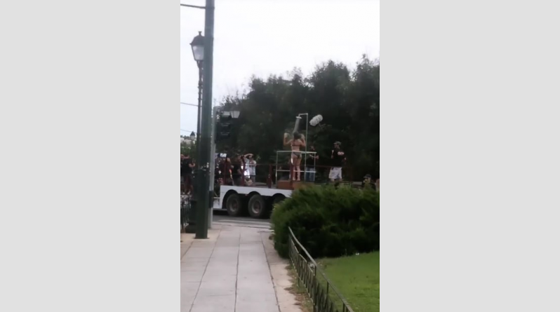 GNTM: Πανικός στην Κηφισίας με την νταλίκα της παραγωγής – Κάμερες παντού και μοντέλα που έκαναν ντους (βίντεο-φωτο)