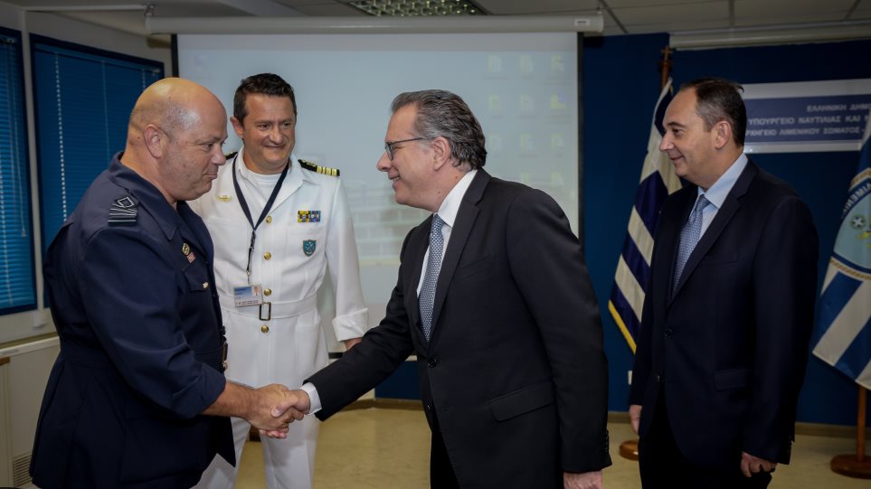 Ο Γιώργος Κουμουτσάκος στο κέντρο επιχειρήσεων του Λιμενικού