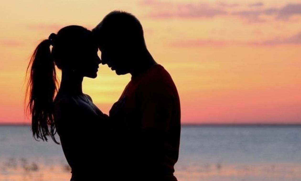 Δεν κρατιούνται στη Μύκονο: Αγκαλιές και φιλιά για το ερωτευμένο ζευγάρι (βίντεο)