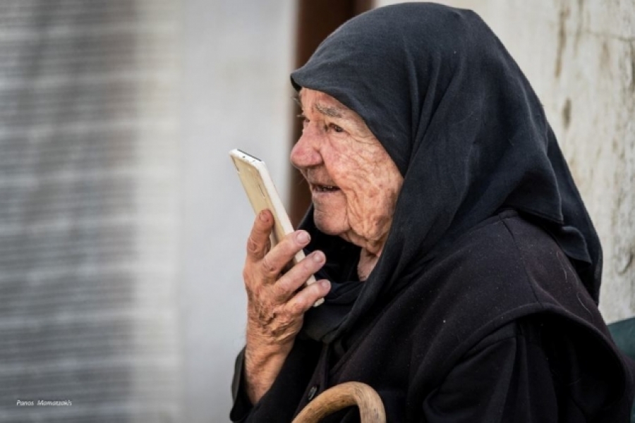 «Γάτα» η γιαγιά – Όχι μόνο δεν την πάτησε αλλά  τιμώρησε τους απατεώνες