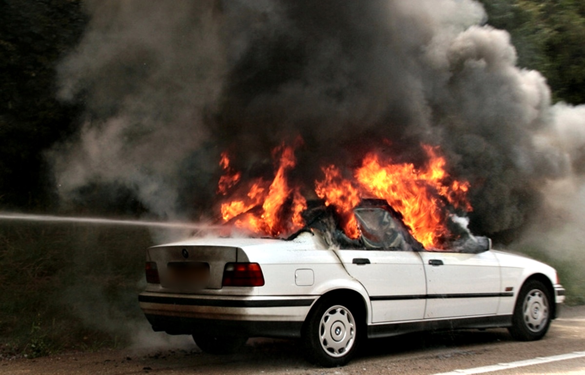Φωτιά σε αυτοκίνητο στο Μενίδι