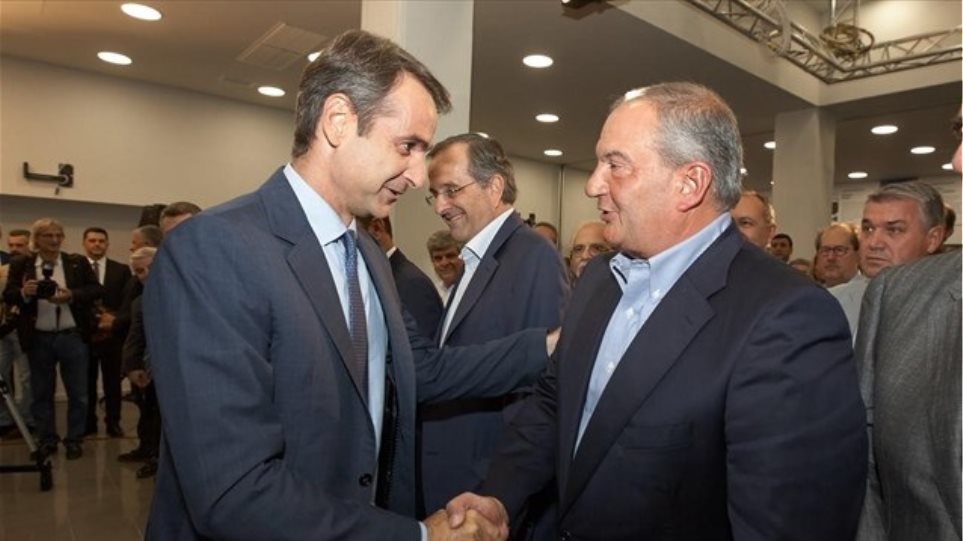 Με τον πρώην πρωθυπουργό Κώστα Καραμανλή θα συναντηθεί την Τετάρτη στη Βουλή ο πρωθυπουργός