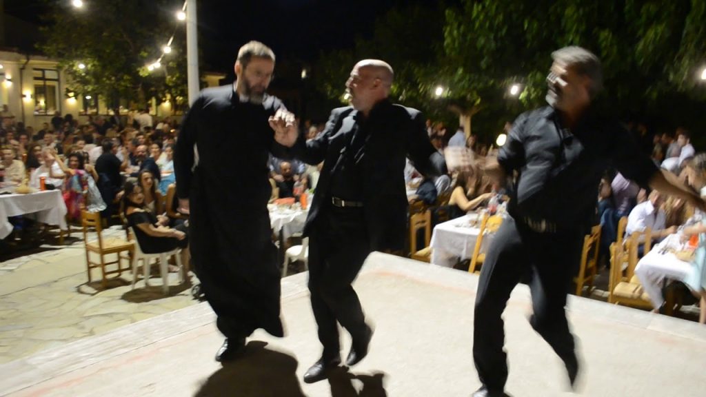 Δείτε παπά έξω καρδιά να χορεύει τσάμικο και τραγουδάει μαζί με την Φιλιώ Πυργάκη