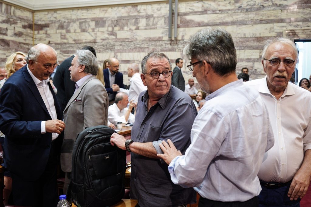 Δείτε τα παραλειπόμενα από την ορκωμοσία των βουλευτών του ΣΥΡΙΖΑ – Τα γλυκά, η αμηχανία, τα πηγαδάκια