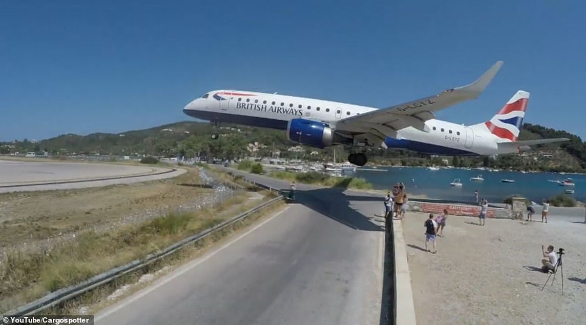 Τρόμος με τις προσγειώσεις στη Σκιάθο λόγω των τουριστών που θέλουν selfie με αεροπλάνο (βίντεο)