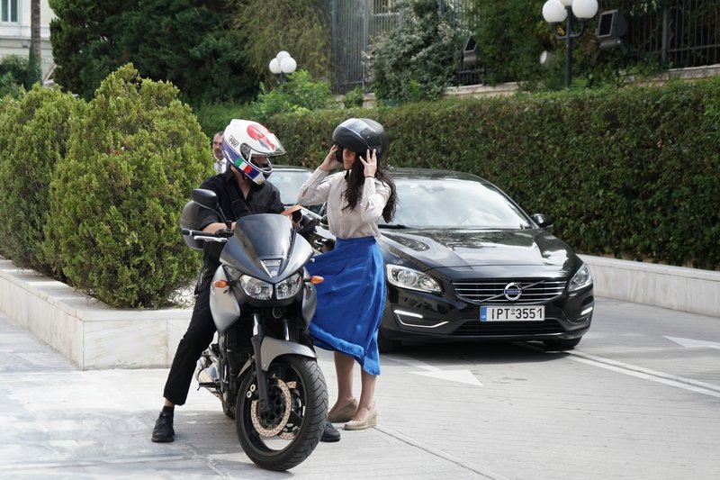 Βουλή: Στις εμφανίσεις που ξεχώρισαν ήταν και αυτή της Δόμνας Μιχαηλίδου που έφτασε με μηχανή