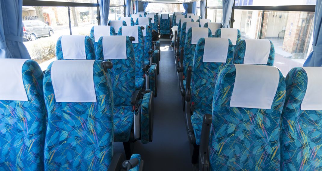 Γιατί τα καθίσματα των λεωφορείων έχουν πολύχρωμα σχέδια ;