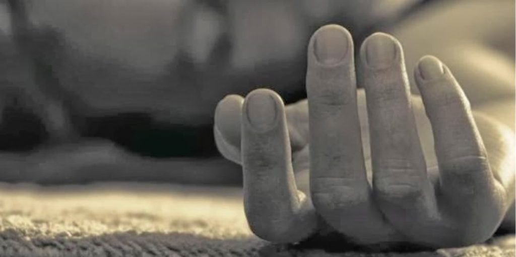 Σοκ: Bρήκε τον πατέρα του νεκρό μέσα σε λίμνη αίματος