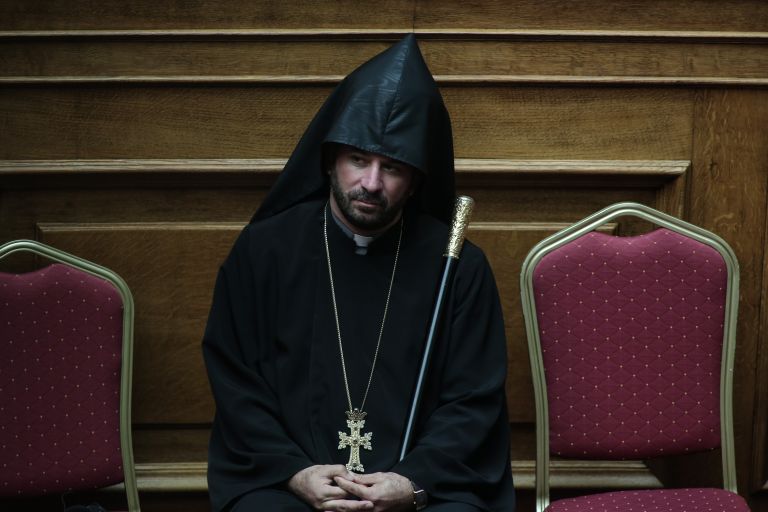 O ιερέας με το smartphone τράβηξε τα βλέμματα στη Βουλή (φωτο)