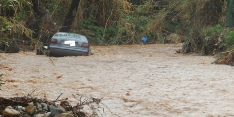 Εύβοια: Χείμαρρος παρέσυρε ΙΧ και σκηνή – Τρομοκρατήθηκαν οι τουρίστες