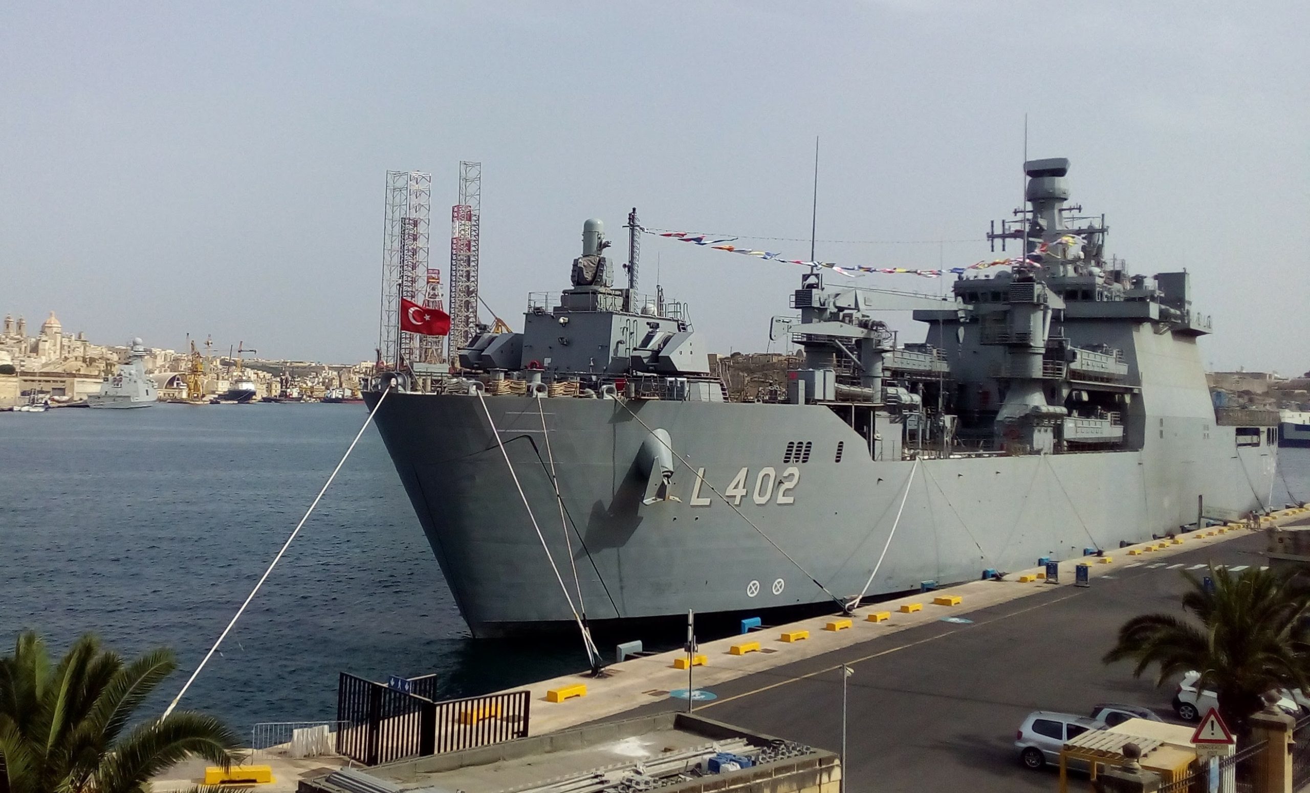 Στο Δυρράχιο το σκάφος αποβατικών επιχειρήσεων του τουρκικού Ναυτικού TCG Bayraktar