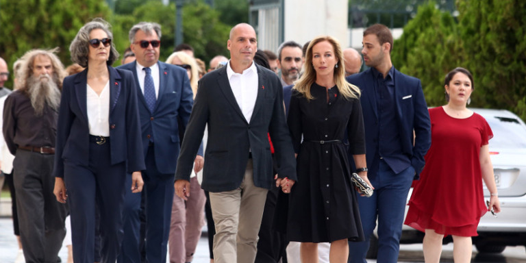 O Γιάνης Βαρουφάκης συγκέντρωσε πλήθος κόσμου για την ορκωμοσία – Δεν ήταν μόνο οι 8 βουλευτές (φωτο)