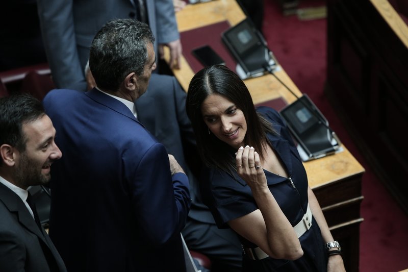 H Νόνη Δούνια κέρδισε και πάλι τα βλέμματα – Φωτογραφίες από την Βουλή σήμερα (φωτο)