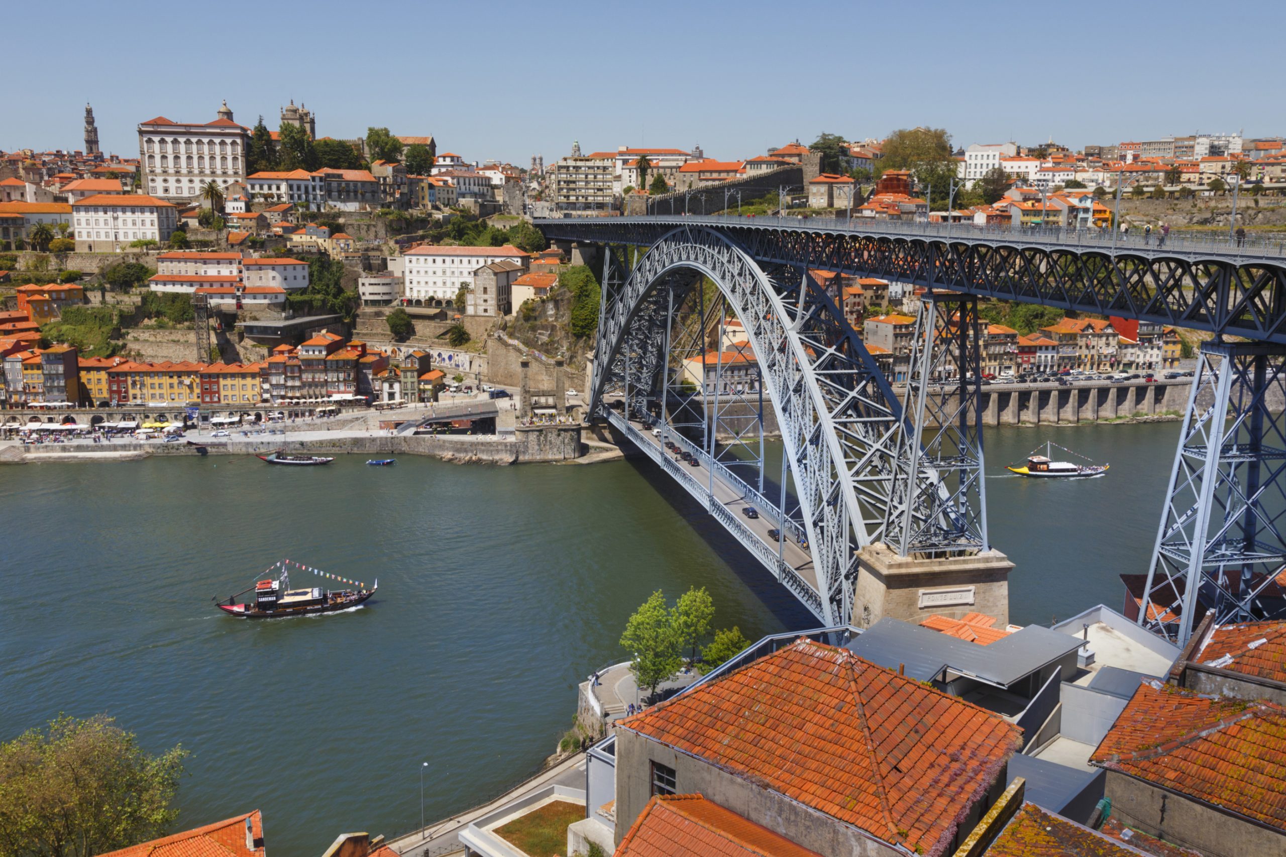 Πορτογαλία: Γυναίκα έβγαλε τα ρούχα της και πήδηξε στη θάλασσα από γέφυρα ύψους 45 μέτρων (βίντεο)