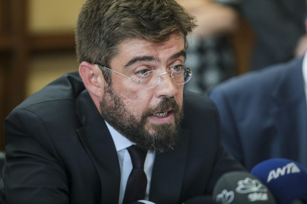 Ο πρώην υπουργός Δικαιοσύνης Μιχάλης Καλογήρου αναλαμβάνει το γραφείο του Α.Τσίπρα