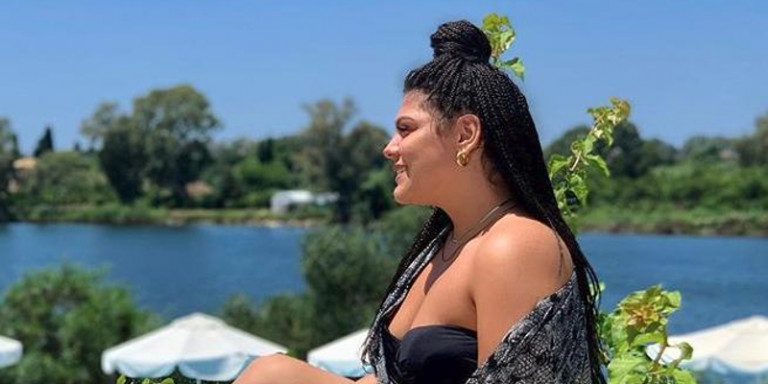 Ο Αργύρης Αγγέλου φωτογράφισε την Δανάη Μπάρκα στην πισίνα και πήραν 7.000 likes! (φωτο)